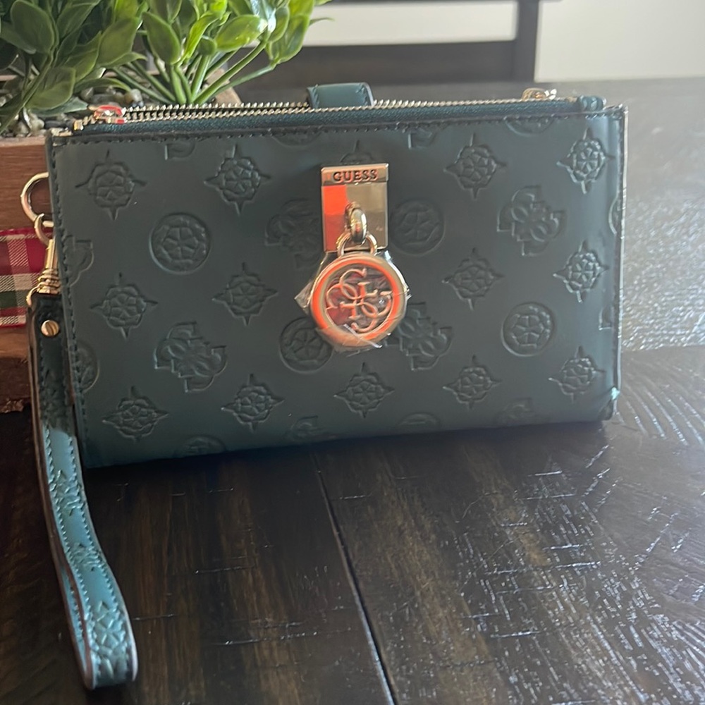 NWOT GUESS wristlet